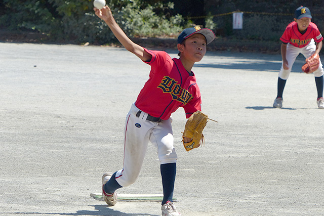 全力投球する選手