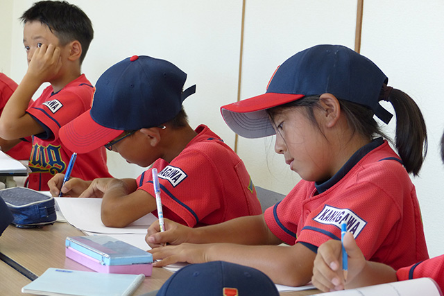 試合の感想を書き込む選手たち
