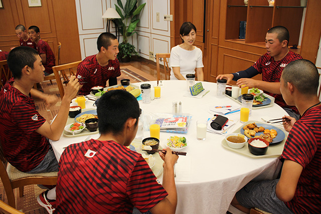 栄養セミナー後、管理栄養士に質問する選手たち
