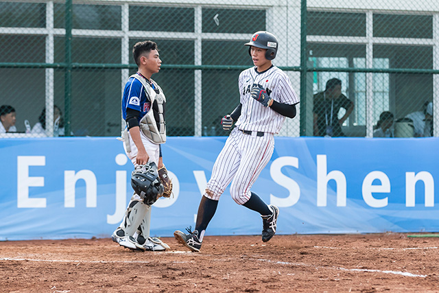 先制のホームを踏む田栗慶太郎(佐世保市立日野中)