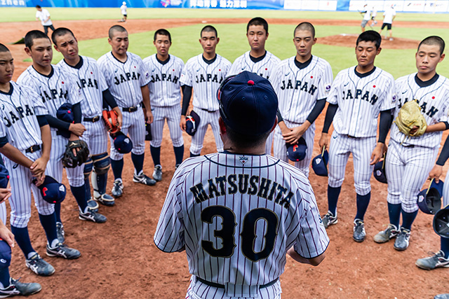 松下幸政監督の話を聞く選手たち