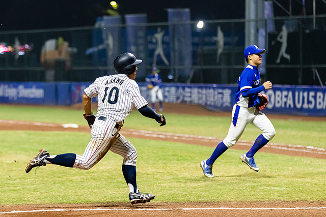 本塁に激走する浅野翔吾(高松市立屋島中)