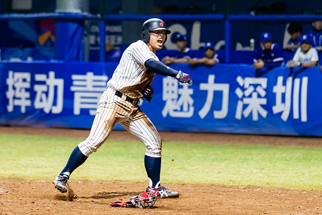 先制のホームを踏み渾身のガッツポーズ
