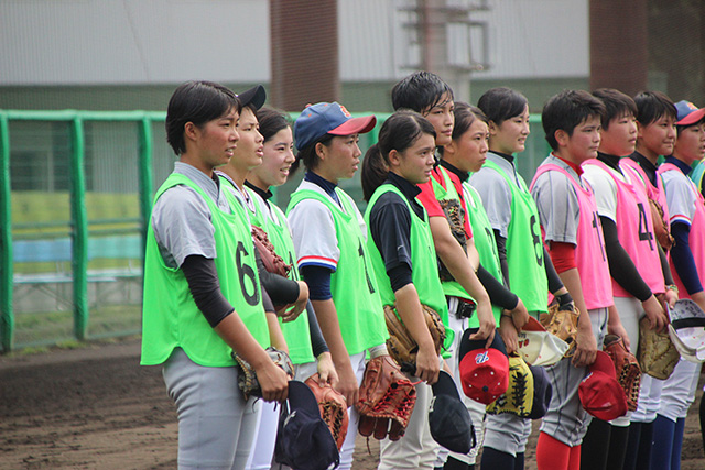 仲間のプレーを見つめる選手たち
