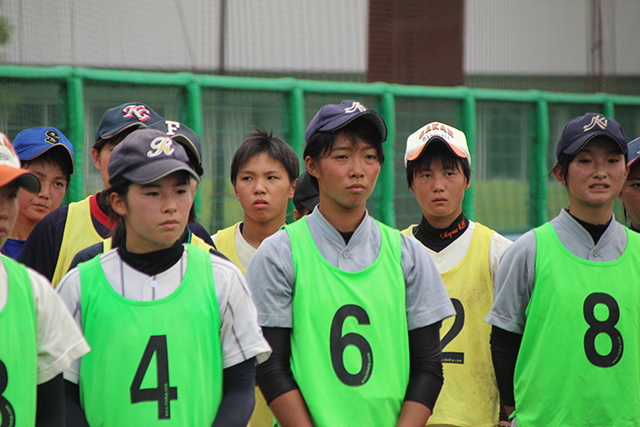 真剣な眼差しで話を聴く選手達