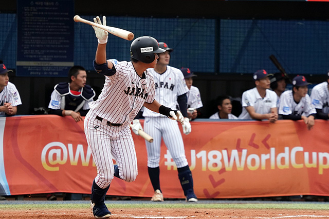 韮澤雄也(花咲徳栄)がレフト前ヒットを放つ