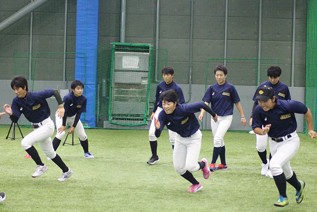 キャッチボールに取り組む選手たち