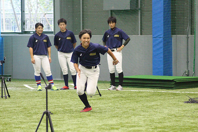 30メートルダッシュ測定に取り組む関桃子(作新学院高校)