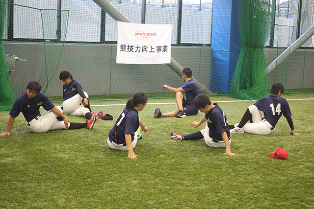 練習後にストレッチを行う選手たち