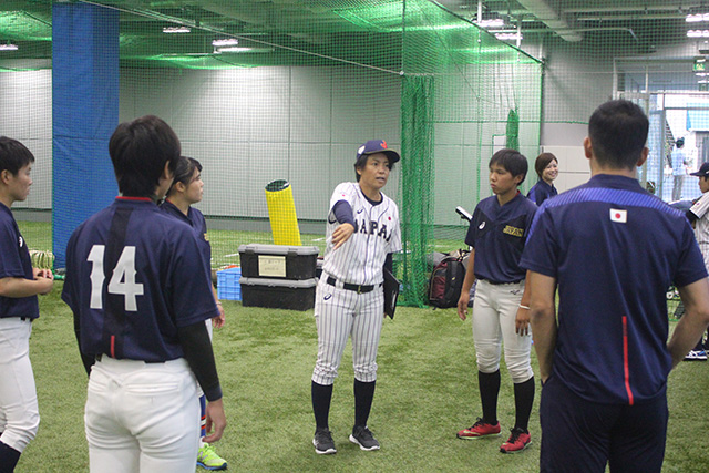 長野恵利子監督の話を聞く選手たち