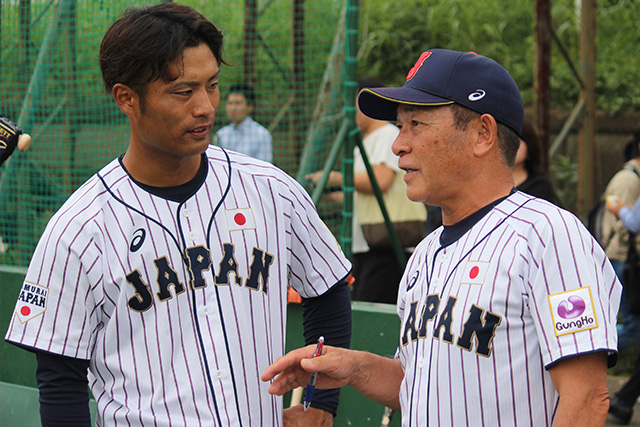 金子聖史(東芝)と内川義久コーチ