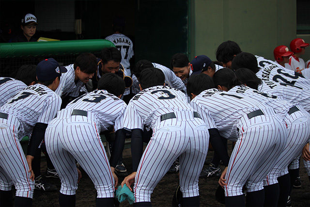 強化試合開始前に円陣を組む