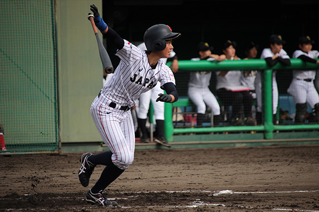豪快なスイングを見せた村田凪佐(京都外大西高校3年)