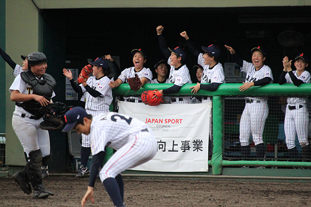 逆転に歓喜する選手たち