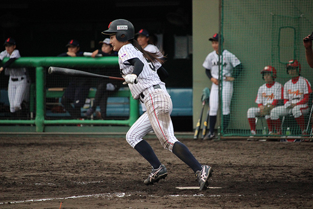 8回裏に勝ち越し打を放った工藤里菜(神戸弘陵学園高校3年)