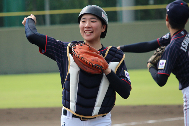 リラックスした表情を見せる榎本彩乃(神戸弘陵学園高校3年)