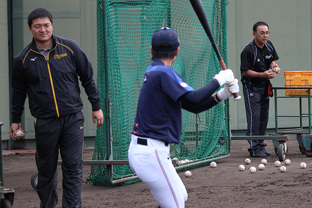 久保田智之氏と木戸克彦氏がトスを上げる