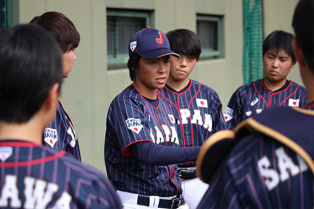 ノック前にミーティングをする長野恵利子監督