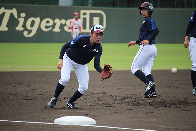 打球を処理する大沼咲貴(蒲田女子高校3年)