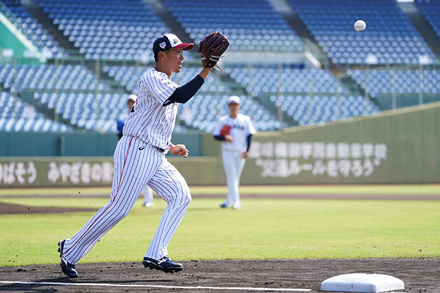 地元凱旋の山本由伸ら各選手が初日から精力的に練習 25 26日の先発も内定 トップ チームレポート 野球日本代表 侍ジャパン オフィシャルサイト