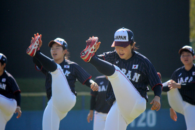 気持ちを合わせてアップに取り組む選手たち