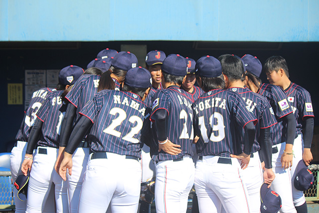 試合前に円陣を組む選手たち