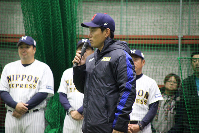 開会式で挨拶を行う井端弘和コーチ