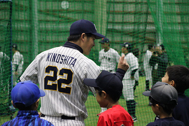 指導を行う日本通運の選手