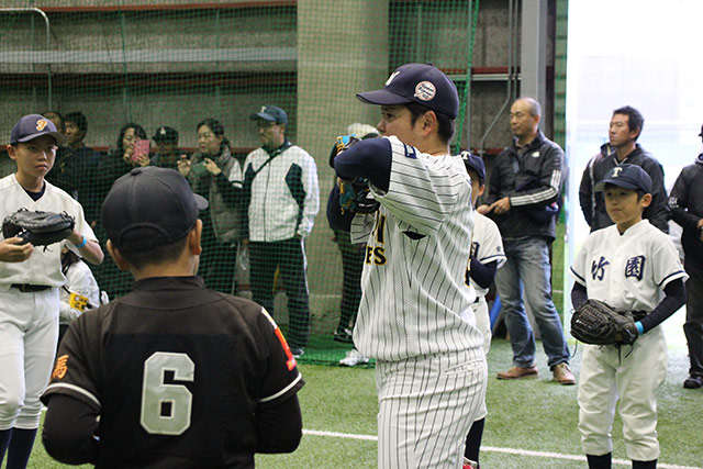 内野ゴロの基礎を教える日本通運の選手