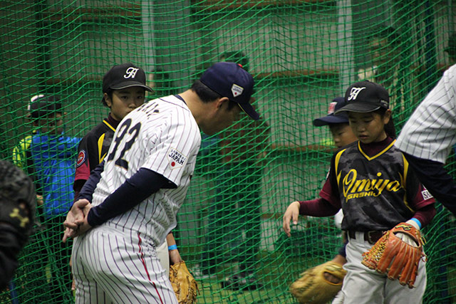 動作を確認する井端弘和コーチ