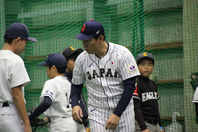 手取り足取り指導する井端弘和コーチ