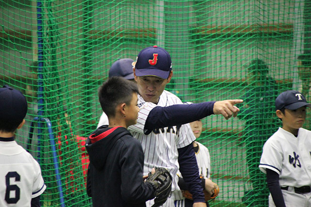 ナイスプレーをほめる井端弘和コーチ