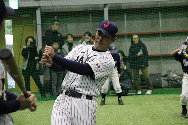 自ら実演指導する稲葉篤紀監督