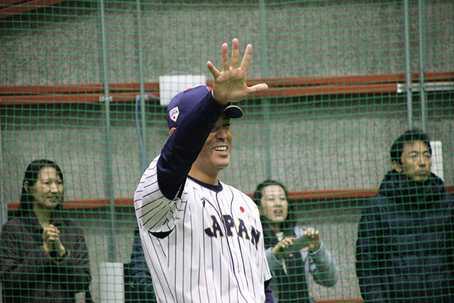 じゃんけん大会で笑顔の稲葉篤紀監督