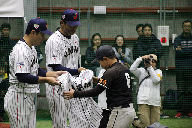 サイン入りユニフォームを手渡す稲葉篤紀監督と井端弘和コーチ