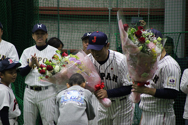 子どもたちから花束が贈られる