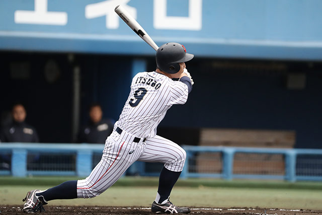 ツーベースを放つ井坪陽生(八王子リトルシニア)