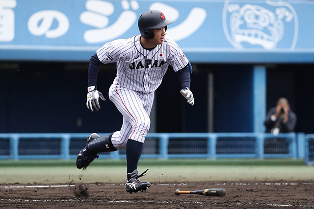 タイムリーツーベースを放つ海老根優大(京葉ボーイズ)