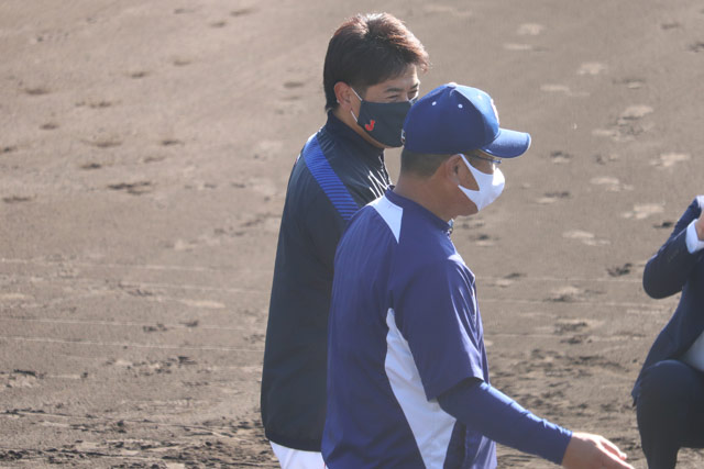 稲葉篤紀監督と仁村徹二軍監督