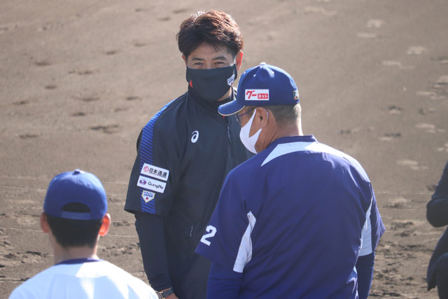 中日の選手から挨拶を受ける稲葉篤紀監督