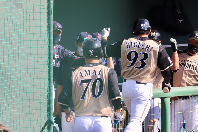 本塁打を放った樋口を迎える稲葉篤紀監督