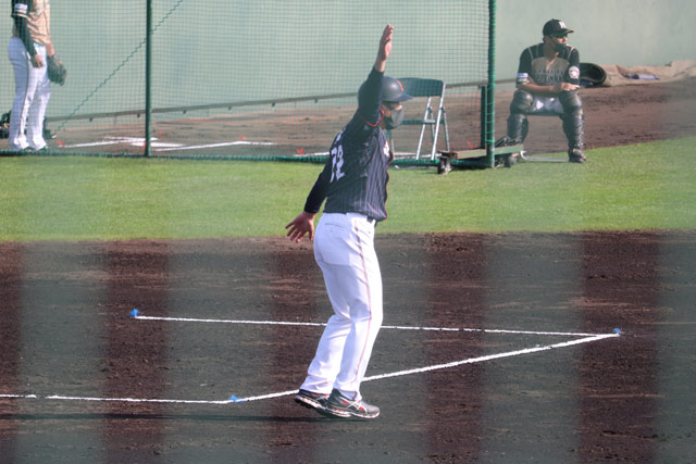 井端弘和コーチはあらゆる事態に備え、通常の一塁コーチではなく三塁コーチを務めた