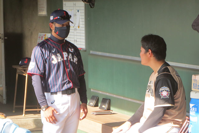清宮幸太郎選手に話しかける稲葉篤紀監督