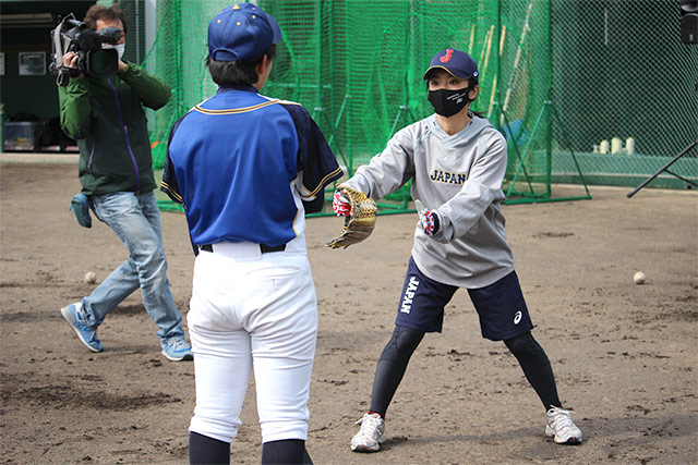 女子野球タウン 廿日市市で野球教室を開催 女子代表が100人以上の野球少女と白球を追う 女子 チームレポート 野球日本代表 侍ジャパンオフィシャルサイト