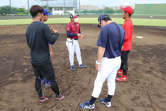 守備指導する内川義久コーチ