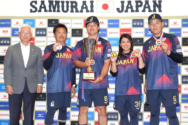 (写真左から)山中正竹団長、若松健太監督、島拓也主将、六角彩子、辻東倫