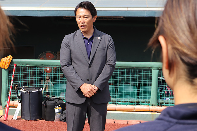 女子代表を激励する井端弘和監督