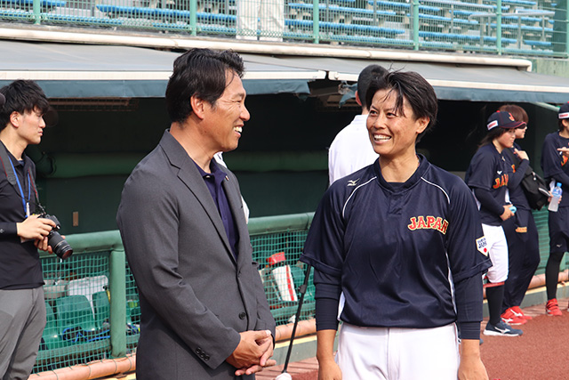 井端弘和監督と里綾実(埼玉西武ライオンズ・レディース)