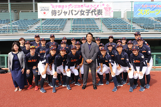 井端弘和監督と女子代表の選手・スタッフ