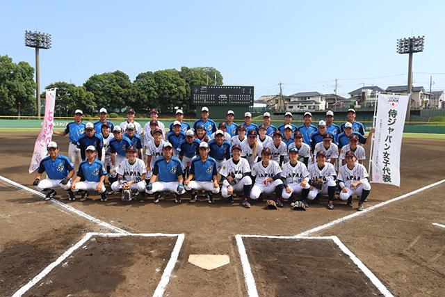 練習試合を行う湘南ボーイズと記念撮影